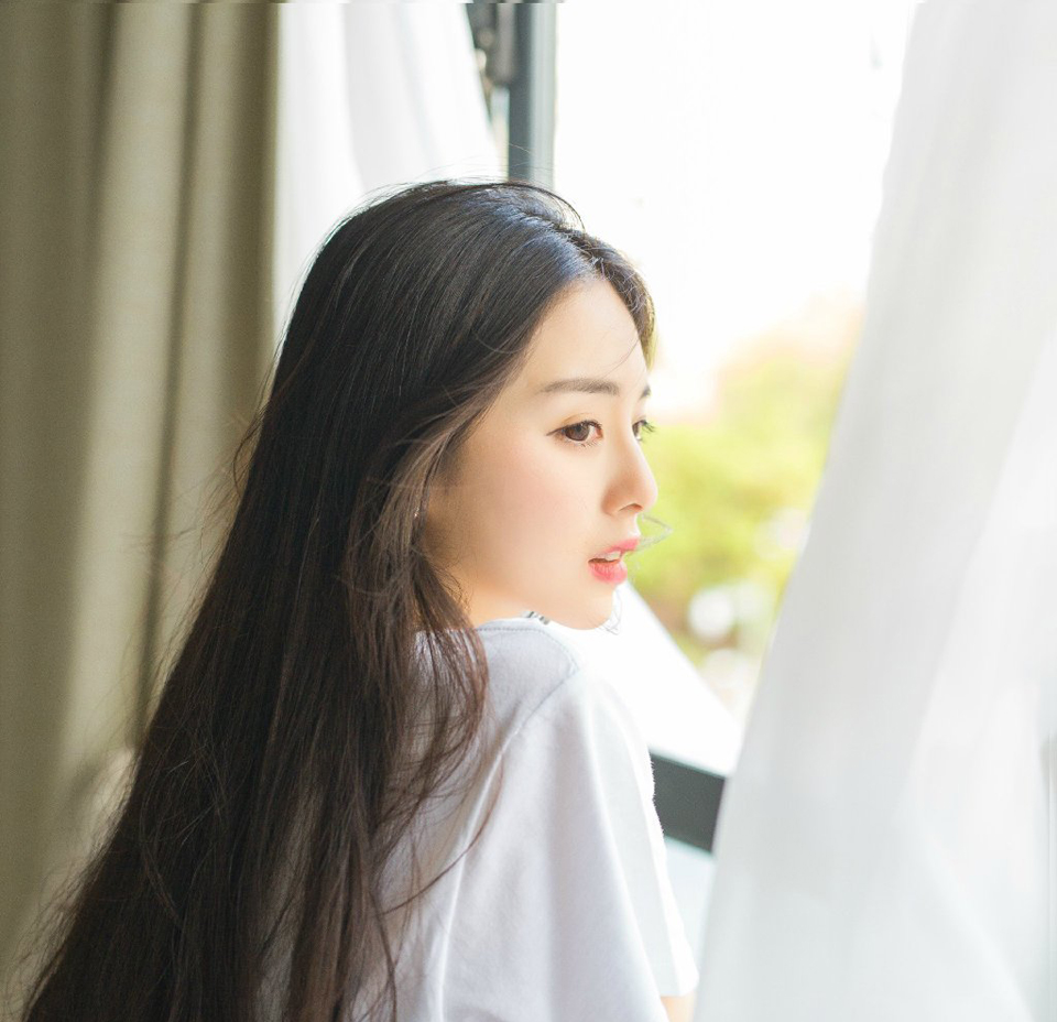 “绑了！”刘璝目光复杂的看了一眼怒吼连连的张任一眼，早有几名战士上前，片刻后，便将张任五花大绑起来。